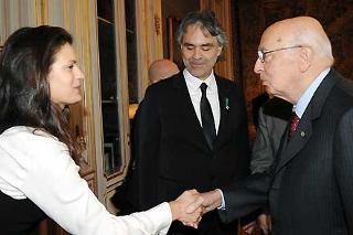 Il Presidente Giorgio Napolitano accoglie Andrea Bocelli, nella foto con la moglie Veronica Berti