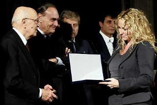 Il Presidente Giorgio Napolitano consegna il Premio &quot;Credere nella Ricerca&quot; 2008 ad Antonella Clerici