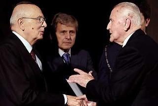 Il Presidente Giorgio Napolitano consegna il Premio &quot;Credere nella Ricerca&quot; 2008 a Tommaso Cappi
