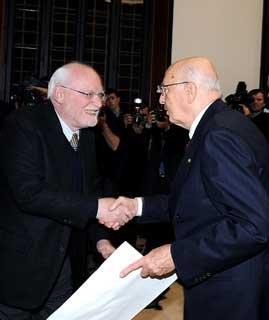 Il Presidente Giorgio Napolitano consegna il Premio Balzan 2008 a Maurizio Calvesi per le arti figurative del 1700 nel corso della cerimonia di proclamazione dei Premi Balzan