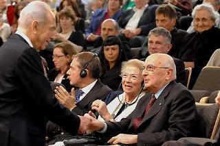 Il Presidente Giorgio Napolitano, con la moglie Clio, si congratula con il Presidente Shimon Peres al termine dell'intervento all'Istituto Van Leer