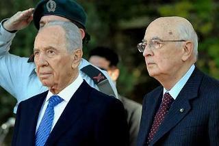 I Presidenti della Repubblica Italiana Giorgio Napolitano e dello Stato d'Israele, Shimon Peres a Palazzo Presidenziale durante la cerimonia di accoglienza