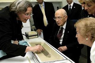 Il Presidente Napolitano con la moglie Clio, osserva un frammento dei Rotoli del Mar Morto con la scrittura dè &quot;I Dieci Comandamenti&quot; di 2000 anni fa, commentati dalla Direttrice del Padiglione, Shor