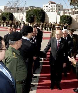 Il Presidente Giorgio Napolitano accolto dal Presidente dell'Autorità Nazionale Palestinese al suo arrivo