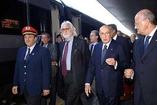 Il Presidente Giorgio Napolitano, nella foto con il Ministro dei Trasporti Alessandro Bianchi ed il Presidente e Amministratore Delegato delle FF.SS Elio Catania, poco prima della partenza per Firenze.