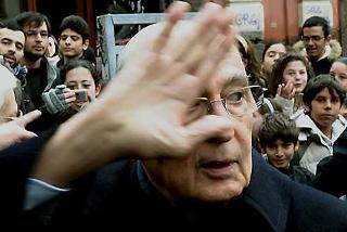 Il Presidente Giorgio Napolitano risponde al saluto di un gruppo di giovanissimi all'uscita da Palazzo Filomarino
