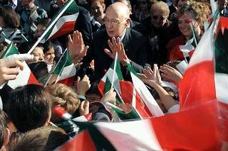 Il Presidente Giorgio Napolitano festeggiato dai ragazzi della scuola al suo arrivo a Villa Giusti