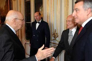 Il Presidente della Repubblica Giorgio Napolitano con il Presidente della Regione Lazio Pietro Marrazzo e Bruno Amatucci, autore del volume redatto in occasione del 60° anniversario della Costituzione
