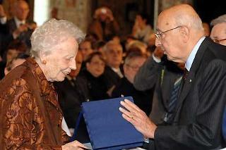 Il Presidente Giorgio Napolitano consegna il &quot;Premio Presidente della Repubblica&quot; dell'Accademia Nazionale di Santa Cecilia per l'anno 2008 alla Signora Magda Olivero