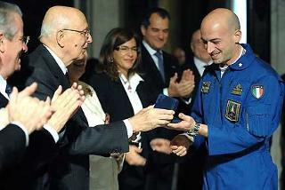 Il Presidente Napolitano consegna il Premio alla Carriera, assegnato alla Pattuglia Acrobatica Nazionale Frecce Tricolore, al Maggiore M. Tammaro, in rappresentanza del 313° Gr. Addestramento Acrobatico