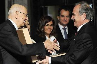 Il Presidente Napolitano si congratula con F. Guarguaglini, Presidente e Amm. Delegato Gruppo Finmmeccanica, vincitore del Premio Leonardo 2008 in occasione della &quot;Giornata della Qualità Italia&quot;