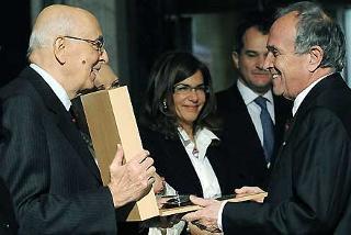 Il Presidente Giorgio Napolitano consegna il Premio Leonardo 2008 a Francesco Guarguaglini, Presidente e Amministratore Delegato Gruppo Finmeccanica in occasione della &quot;Giornata della Qualità Italia&quot;