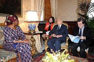 Il Presidente Giorgio Napolitano con la Signora Brave Rona Ndisale, nuovo Ambasciatore della Repubblica del Malawi, in occasione della presentazione delle Lettere Credenziali durante i colloqui