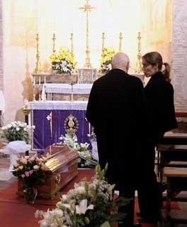 Il Presidente Giorgio Napolitano si intrattiene con la Signora Jacaranda, figlia dell'editore Carlo Caracciolo nella Chiesa di San Benedettino