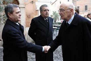Il Presidente Giorgio Napolitano accolto da Ezio Mauro e Carlo De Benedetti davanti alla Chiesa di San Benedettino per rendere omaggio alla Camera Ardente dell'editore Carlo Caracciolo