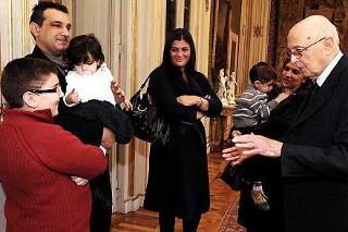 Il Presidente Giorgio Napolitano si intrattiene con il giovanissimo Antonino Laganà, ricevuto al Quirinale con i familiari e l'On. Jole Santelli