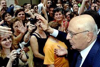 Il Presidente Giorgio Napolitano tra la gente all'uscita dalla Prefettura