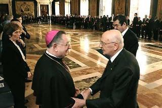 Il Presidente Giorgio Napolitano saluta il Decano, Monsignor Giuseppe Bertello in occasione dell'incontro con il Corpo Diplomatico per lo scambio di auguri di Natale e Capodanno