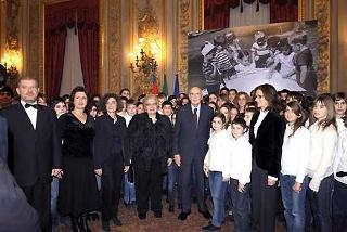 Il Presidente Napolitano con il Ministro M. Gelmini e una delegazione di allievi di scuole di ogni ordine al termine della cerimonia in occasione del 60° anniversario della Carta dei Diritti dell'Uomo
