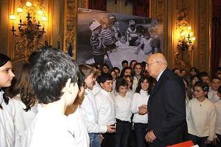 Il Presidente Giorgio Napolitano si intrattiene con alcuni studenti al termine della cerimonia in occasione del 60° anniversario della Carta dei Diritti dell'Uomo