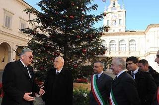 Il Presidente Napolitano con R. Benesperi, Segr. Gen. dell'Associazione Internazionale Produttori del Verde &quot;M. Vannucci&quot; e una delegazione che ha donato l'albero di Natale situato nel Cortile d'Onore