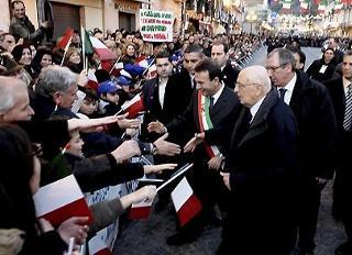 Il Presidente Napolitano al suo arrivo nella cittadina calabrese, accolto dalla popolazione locale
