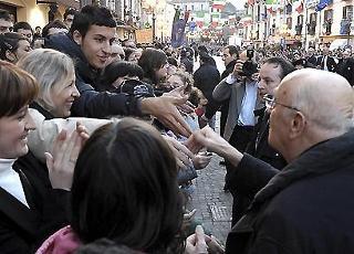 Il Presidente Napolitano accolto dal calore della gente al suo arrivo