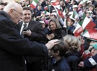 Il Presidente Giorgio Napolitano al suo arrivo nella cittadina calabrese, accolto dalla popolazione locale