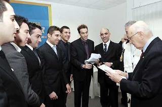 Il Presidente Giorgio Napolitano con un rappresentanza di studenti universitari che hanno consegnato una lettera al Presidente in occasione dell'incontro nella sede dell'Università