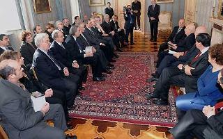 Il Presidente Giorgio Napolitano con Paolo Savona, Consigliere scientifico dell'Associazione Guido Carli con gli autori e gli editori della Collana &quot;I momenti d'oro dell'economia&quot;