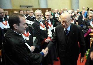 Il Presidente Napolitano al termine della cerimonia celebrativa del secondo centenario dell'Orazione inaugurale foscoliana e dell'apertura dell'Anno Accademico dell'Università degli Studi di Pavia