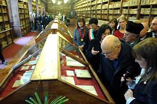 Il Presidente Giorgio Napolitano durante la visita alla Mostra su Foscolo