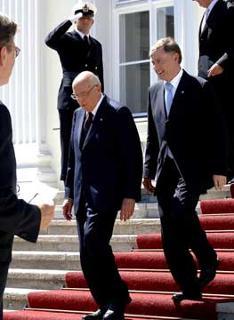 Il Presidente della Repubblica Italiana Giorgio Napolitano, accompagnato dal Presidente della Repubblica Federale di Germania Horst Kohler lascia Castello Bellevue al termine dei colloqui.