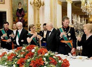 Il Presidente Napolitano con la moglie Clio e le LL.AA.RR. il Granduca Henri, la Granduchessa Maria Teresa, il Primogenito Ereditario, Guillaume ed il Presidente della Camera L. Weiler