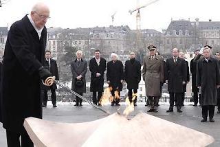 Il Presidente Giorgio Napolitano, rende omaggio al Monumento della Solidarietà, presente il Primo Ministro del Granducato Juncker ed il Ministro della Difesa Jean-Louis Schiltz