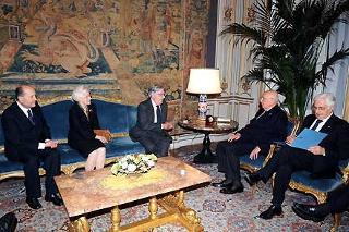 Il Presidente Giorgio Napolitano con il Prof. Enzo Cheli ed alcune personalità in occasione della presentazione degli Annali dell'Enciclopedia del Diritto durante i colloqui