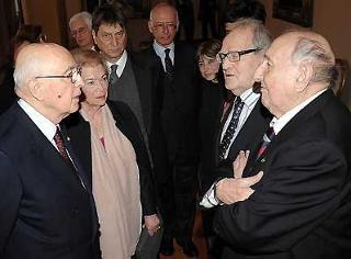 Il Presidente Giorgio Napolitano con la moglie Clio si intrattiene con l'ex deportato, Italo Tibaldi ed il Presidente dell'ANED, Gianfranco Maris, durante la celebrazione del &quot;Giorno della Memoria&quot;