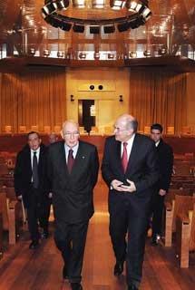 Il Presidente Giorgio Napolitano con Vassilios Skouris, Presidente della Corte di Giustizia delle Comunità Europee durante la visita alla Sede