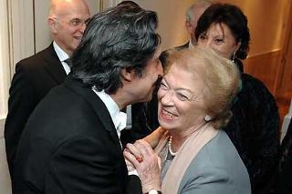 Il cordiale incontro del Maestro Muti con la Signora Napolitano al termine del concerto celebrativo del restauro del Teatro