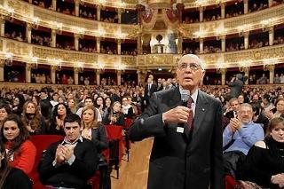 Il Presidente Giorgio Napolitano rivolge il suo augurio a coloro i quali hanno contribuito al restauro del Teatro San Carlo in occasione della visita in Teatro in compagnia della moglie Clio