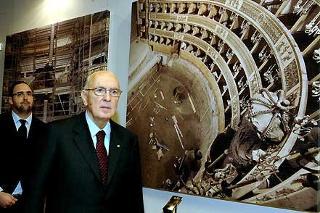 Il Presidente Giorgio Napolitano osserva delle gigantografie che documentano l'avanzamento del lavori per il restauro del Teatro San Carlo