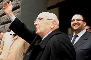 Il Presidente Giorgio Napolitano saluta i suoi concittadini all'arrivo al Teatro San Carlo