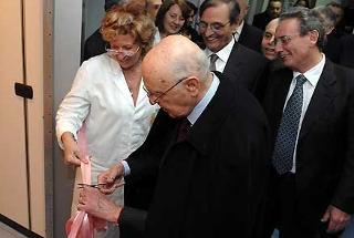 Il Presidente Giorgio Napolitano durante la visita all'Istituto Nazionale per lo Studio e la Cura dei Tumori - Fondazione &quot;G. Pascale&quot;