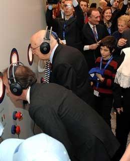 Il Presidente Giorgio Napolitano con il Ministro delle Politiche Comunitarie, Andrea Ronchi, durante la visita allo &quot;Spazio Europa&quot; allestito nella sede delle Rappresentanze del Parlamento e della Commissione Europea