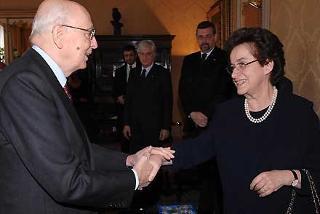Il Presidente Giorgio Napolitano saluta la vedova di Leopoldo Elia, in occasione della giornata in ricordo del Presidente Emerito della Corte costituzionale a Palazzo della Consulta