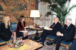 Il Presidente Giorgio Napolitano con l'On. Dott.ssa Alessandra Mussolini, Presidente della Commissione parlamentare per l'Infanzia, e l'On. Gabriella Carlucci, durante i colloqui