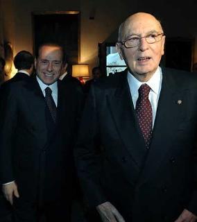 Il Presidente Giorgio Napolitano, nella foto con il Presidente del Consiglio dei ministri, Silvio Berlusconi, all'Ambasciata d'Italia presso la Santa Sede