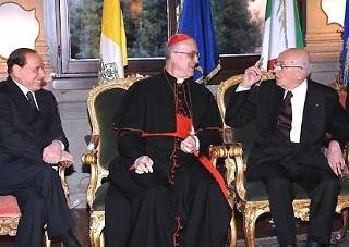 Il Presidente Giorgio Napolitano con il Segretario di Stato Vaticano, Tarcisio Bertone ed il Presidente del Consiglio Silvio Berlusconi, all'Ambasciata presso la Santa Sede
