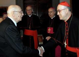 Il Presidente Giorgio Napolitano con il Segretario di Stato Vaticano, S.E. m. il Cardinale, Tarcisio Bertone, all'Ambasciata d'Italia presso la Santa Sede