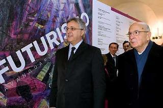 Il Presidente Giorgio Napolitano, con il Direttore generale dell'Azienda Speciale Palaexpo Mario De Simoni, al suo arrivo alla Mostra &quot;Futurismo. Avanguardia-Avanguardie&quot;, allestita alle Scuderie del Quirinale.